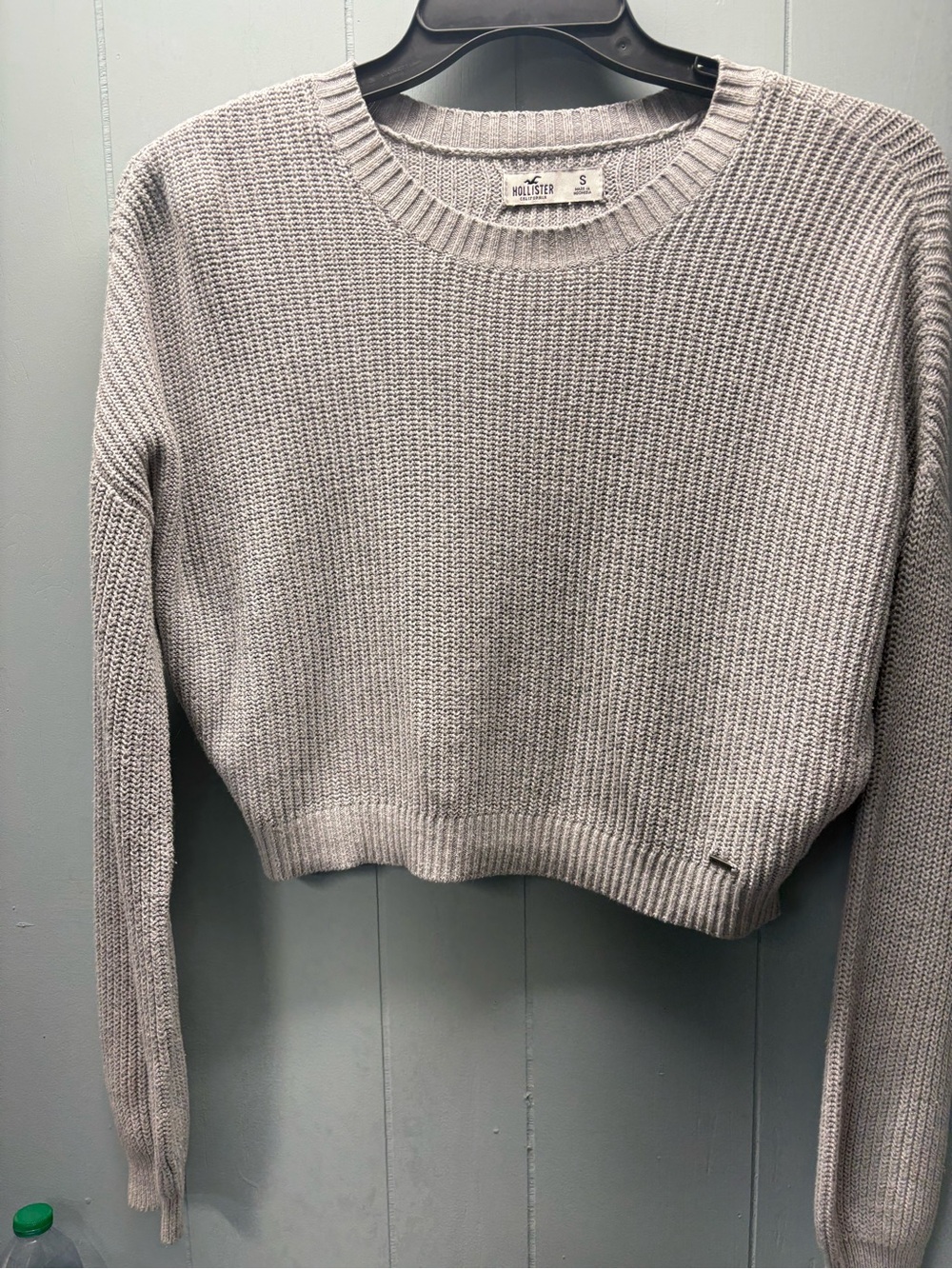 Hollister Women's Light Gray Ribbed Cropped Crewneck Sweater